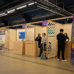 Diagonale, opengewerkte houten wanden | Decoroom