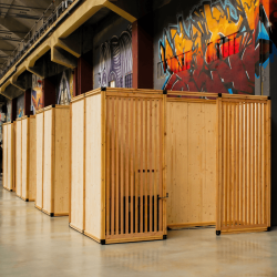 Opengewerkte houten scheidingswand | Decoroom