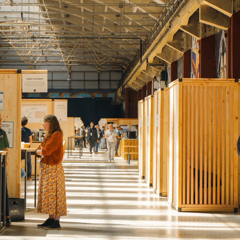 Opengewerkte houten scheidingswand | Decoroom